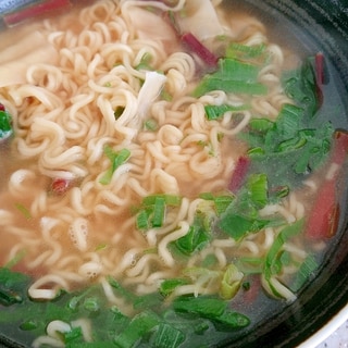 ビーツの葉っぱでワンタンラーメン